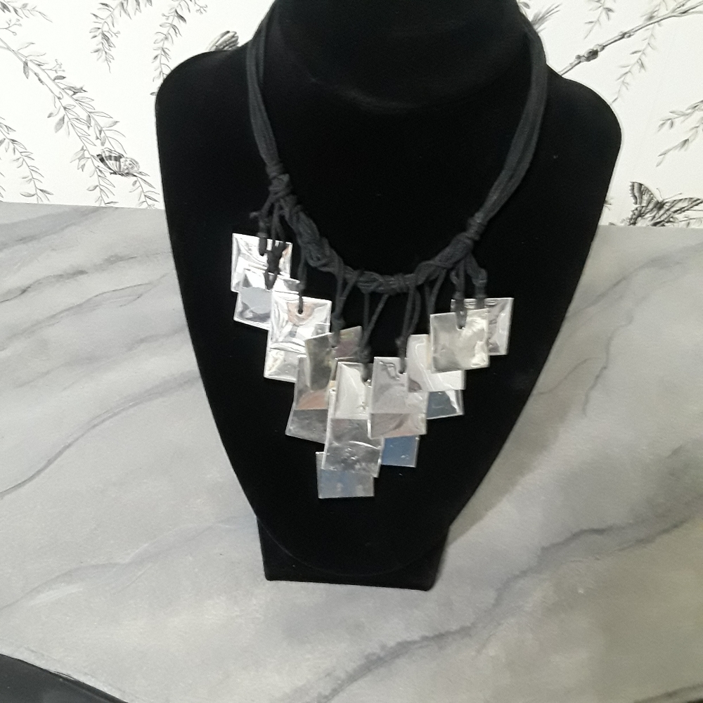 Chic and contemporary necklace